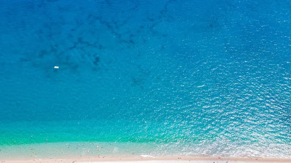 Flygfoto Över Det Klarblå Havsvattnet Vid Sandstrand — Stockfoto