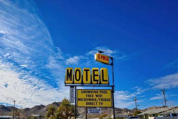 Las Señales Calle Bajo Cielo Azul Beatty Nevada Estados Unidos — Foto de Stock