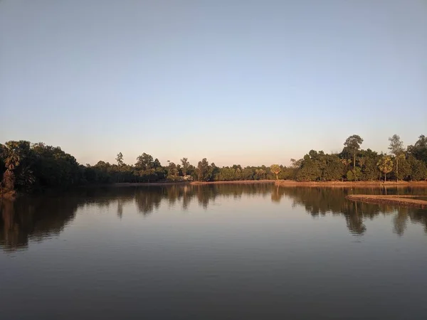 秋天村里一个池塘的美丽景色 — 图库照片