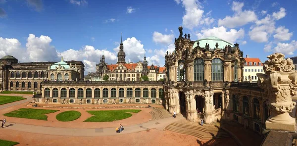 Панорамний Знімок Палацу Цвінгера Дрездені Тлі Блакитного Хмарного Неба Сонячний — стокове фото