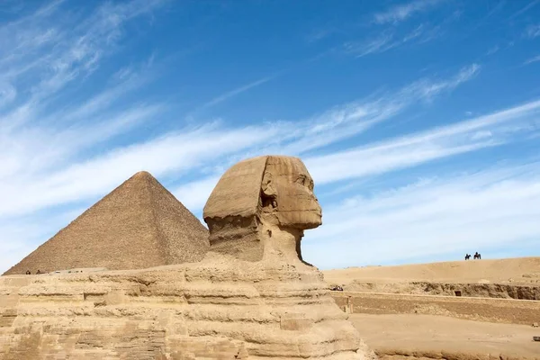 在阳光灿烂的日子里 古埃及金字塔和吉萨狮身人面像映衬着蓝天 — 图库照片