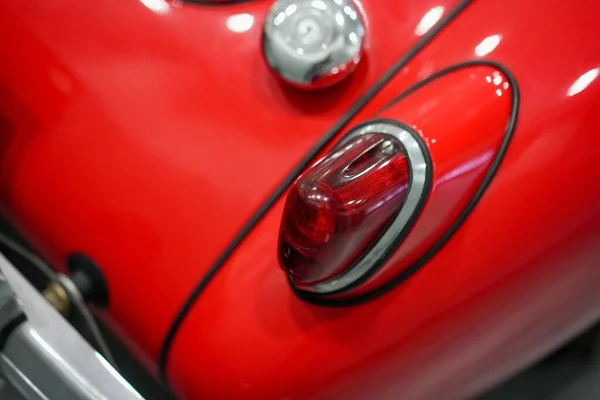 Крупный План Красного Ретро Volkswagen Жук Фары Автомобиля — стоковое фото