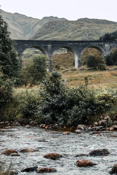 Eine Vertikale Aufnahme Einer Historischen Bogenbrücke Über Das Glenfinnan Viadukt — Stockfoto