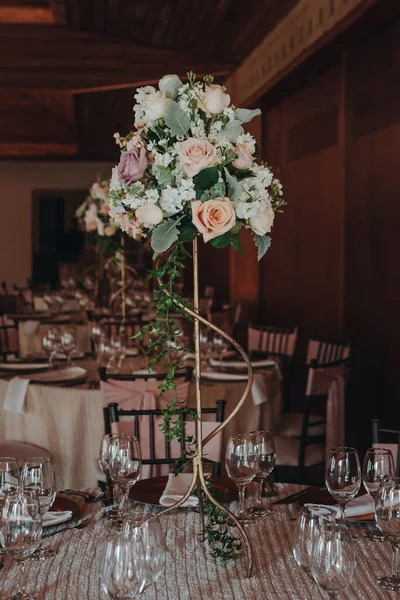 Eine Vertikale Aufnahme Eines Festlichen Interieurs Mit Pastellfarbener Hochzeitsdekoration — Stockfoto