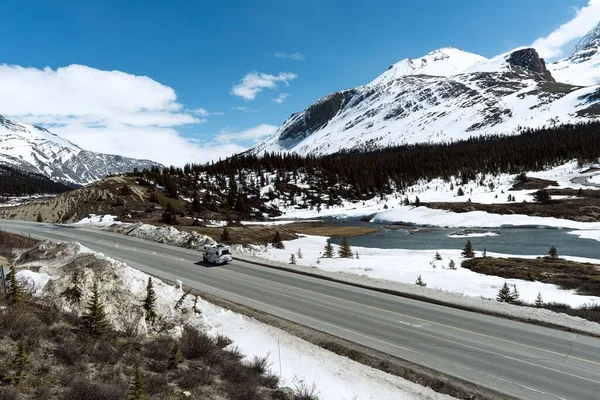 Ένα Τροχόσπιτο Ανοιχτό Δρόμο Που Περιβάλλεται Από Χιονισμένα Βουνά Στην — Φωτογραφία Αρχείου