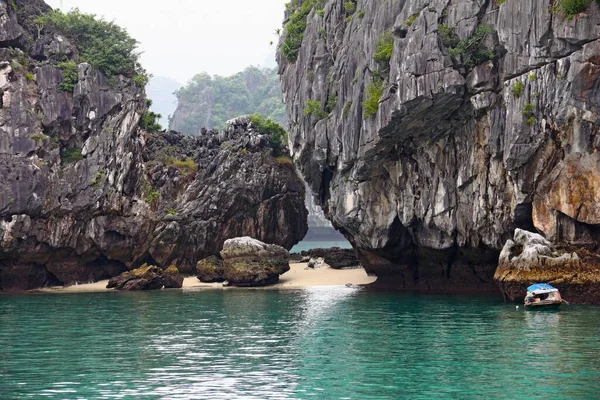 Une Vue Paysage Sur Les Rochers Baie Halong Vietnam Par — Photo