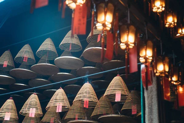 中国传统庙宇装饰的低角度镜头 — 图库照片