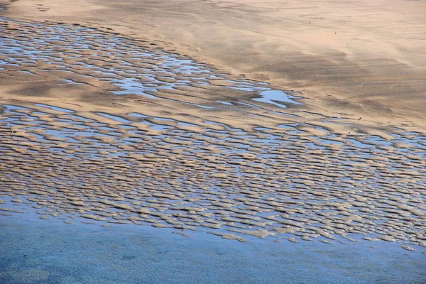 Ein Gewässer Der Nähe Der Sandküste — Stockfoto