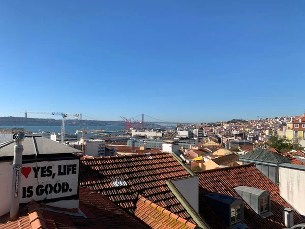 Ett Motiverande Citat Taket Till Byggnad Med Lissabonskyline Bakgrunden Portugal — Stockfoto