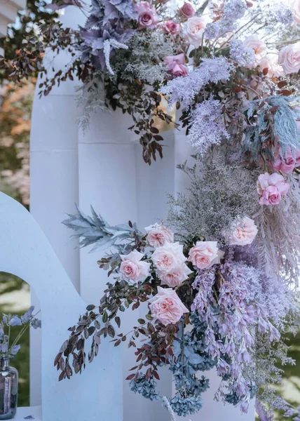 Arco Casamento Decorado Com Flores Vegetação — Fotografia de Stock