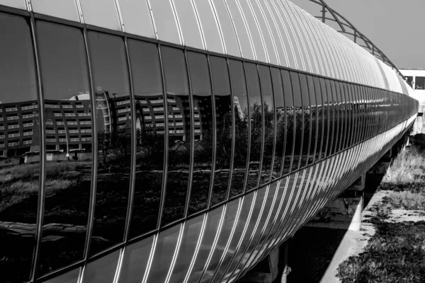 Серый Оттенок Наземного Метро Зданиями Отраженными Окнах Праги — стоковое фото