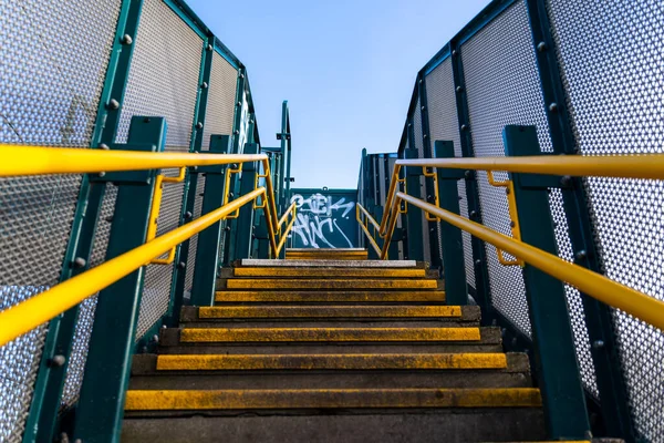 Una Toma Ángulo Bajo Una Escalera Con Pasamanos Amarillos Valla —  Fotos de Stock