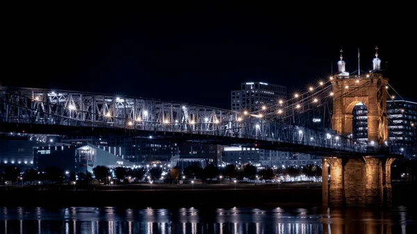 伦敦一座夜桥 背景为灯光和建筑物 — 图库照片