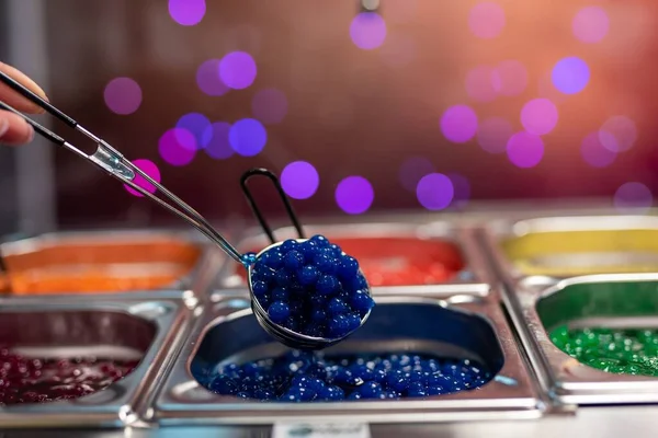 Gros Plan Une Cuillère Main Bleu Nourriture Caviar Partir Poteaux — Photo