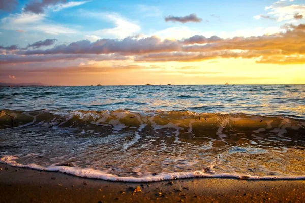 Захватывающий Вид Волнистое Море Время Заката Драматическим Небом — стоковое фото