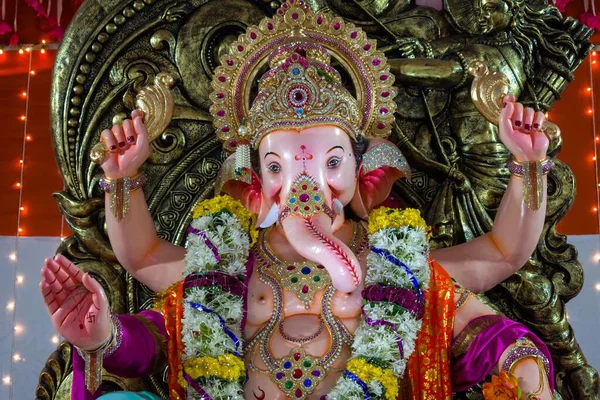 Zbliżenie Posągu Ganeshy Podczas Indyjskiego Festiwalu Ganesh Chaturthi Mumbaju Indie — Zdjęcie stockowe