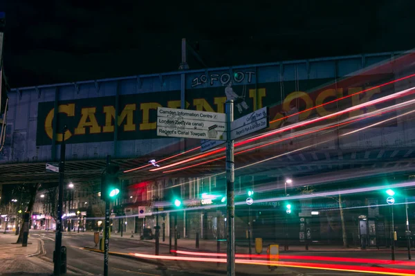 Eine Langzeitbelichtungsaufnahme Des Autos Und Der Ampeln Camden Town London — Stockfoto