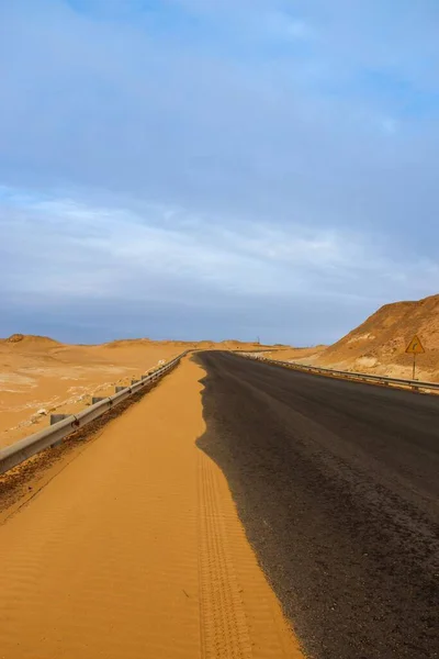 Ένα Κάθετο Πλάνο Ενός Δρόμου Της Ερήμου Ηλιόλουστο Καιρό — Φωτογραφία Αρχείου