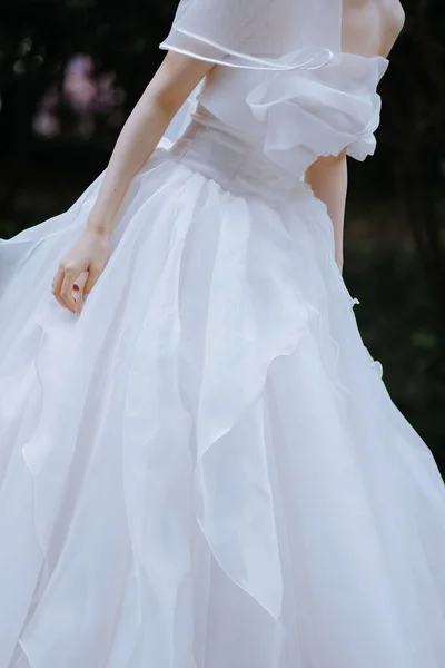 Tiro Vertical Noiva Inclinando Para Direita Belo Vestido Noiva Branco — Fotografia de Stock