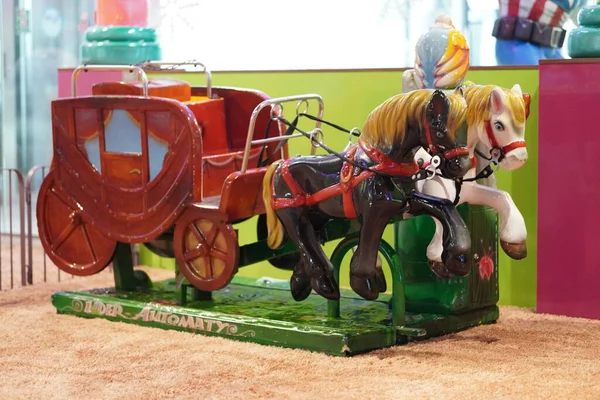 一个五颜六色的马车旅游景点在Lider室内游乐场 — 图库照片