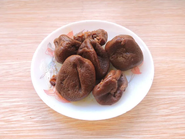 절임을 접시에 먹는다 아대륙 북아프리카의 키니네에서 수있는 향신료 — 스톡 사진