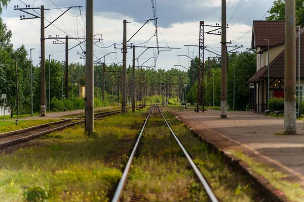 Ein Schöner Blick Auf Die Schienen Einem Bahnhof Einem Sonnigen — Stockfoto