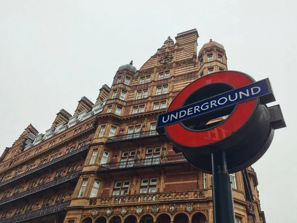Zbliżenie Symbolu Metra Tle Budynku Przy Londyńskiej Ulicy — Zdjęcie stockowe