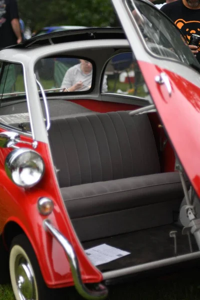 Uno Scatto Verticale Isetta Vintage Rossa Bianca All Hampshire Illinois — Foto Stock