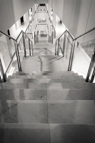 Modern Bir Binada Güzel Merdivenlerin Dikey Görüntüsü — Stok fotoğraf