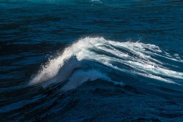 Närbild Skummande Havsvågor Som Plaskar Havet — Stockfoto