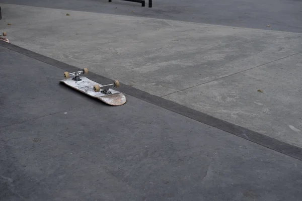 アスファルトの地面に反転スケートボード — ストック写真