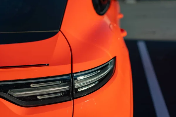 Zbliżenie Pomarańczowego Porsche Cayenne Światło — Zdjęcie stockowe