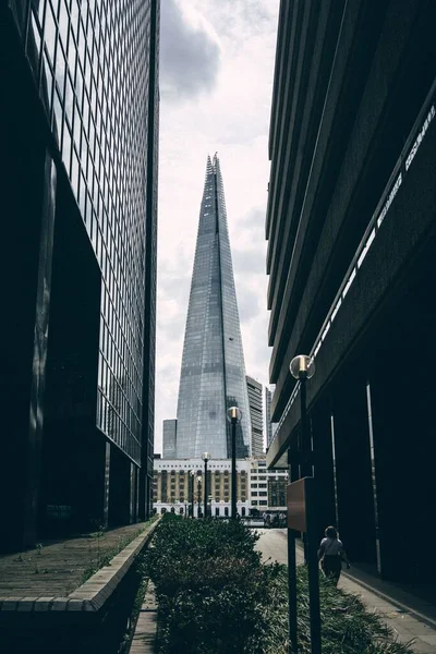Eine Vertikale Aufnahme Des Shard Wolkenkratzers London Vor Dem Wolkenverhangenen — Stockfoto
