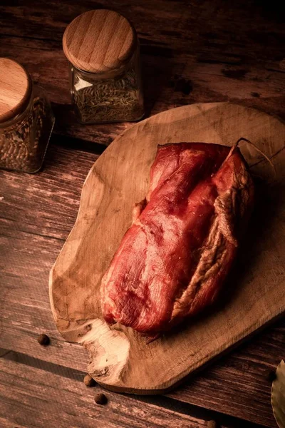 Pionowe Zbliżenie Pysznego Wędzonego Mięsa Drewnianej Desce Obok Świeżych Składników — Zdjęcie stockowe