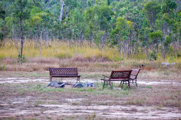 澳大利亚北昆士兰州热带亚瑟顿台地的一个壁炉旁 锈迹斑斑的公园长椅环绕着一个壁炉 — 图库照片