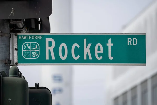 Una Señal Carretera Rocket Primer Plano Con Fondo Borroso — Foto de Stock