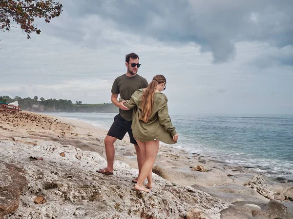 Loving Couple Posing Sandy Beach Blue Sea Sky Background — Stock Photo, Image