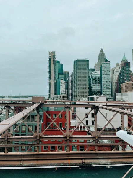 ニューヨーク市を背景にしたブルックリン橋の垂直撮影 — ストック写真