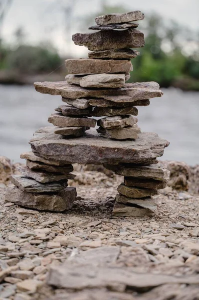 在模糊的背景下 岩石相互平衡的垂直镜头 — 图库照片