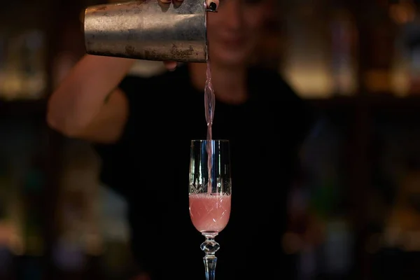 Barmenin Biri Bardaki Zincir Filtresinden Alkollü Bir Kokteylin Içine Meyve — Stok fotoğraf