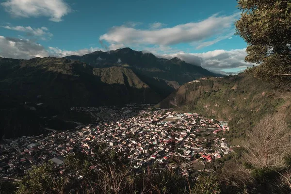 Μια Εναέρια Άποψη Της Πόλης Banos Agua Santa Βουνά Και — Φωτογραφία Αρχείου