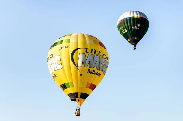 Európai Léggömb Fesztivál Során Levegőben Repülő Hőlégballonok Alacsony Szögű Felvétele — Stock Fotó