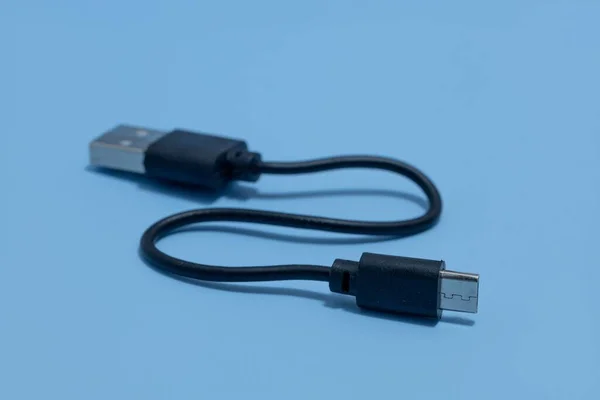 用黑色背景拍摄的黑色充电微型Usb电缆的特写镜头 — 图库照片