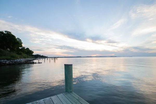 Piękny Widok Spokojnego Jeziora Zachodzie Słońca — Zdjęcie stockowe