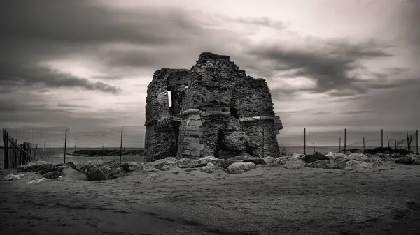 Μια Διαβαθμίσεις Του Γκρι Ενός Αρχαίου Κατεστραμμένου Πύργου Της Παραλίας — Φωτογραφία Αρχείου