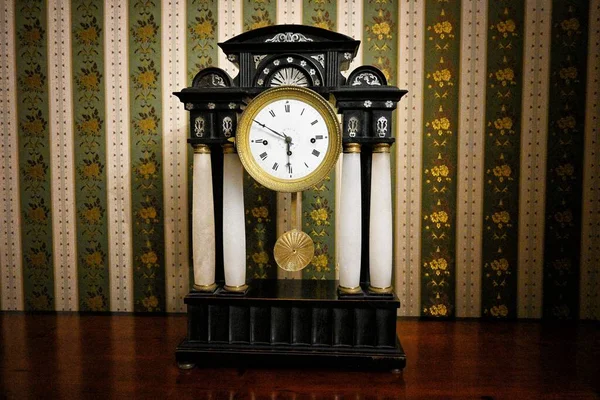 Una Hermosa Toma Reloj Vintage Colocado Frente Una Pared Con —  Fotos de Stock