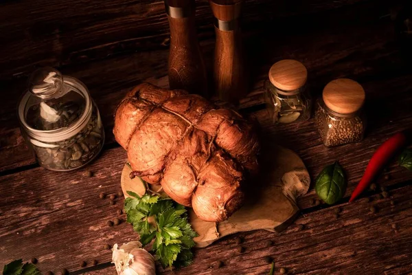 Taze Otlar Aromatik Baharatlarla Ahşap Bir Masanın Üzerindeki Etin Tamamı — Stok fotoğraf