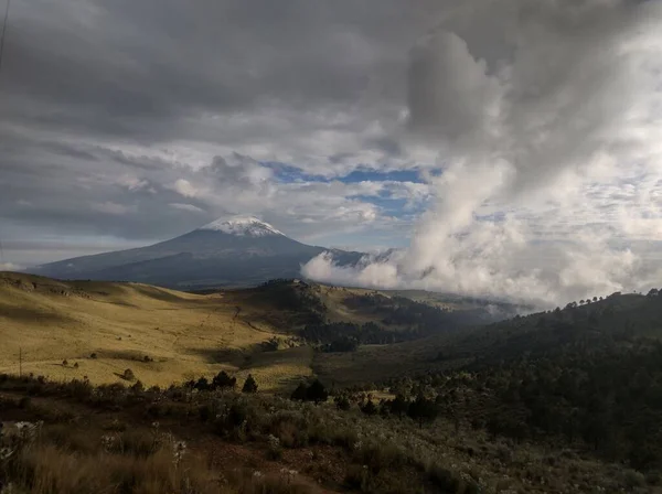 Een Landschap Uitzicht Met Popocatepetl Stratovulkaan Mexico Tegen Bewolkte Lucht — Stockfoto