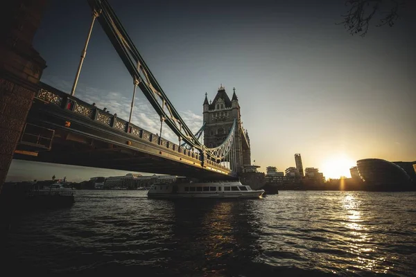 Ein Malerischer Blick Auf Eine Fähre Unter Der Tower Bridge — Stockfoto