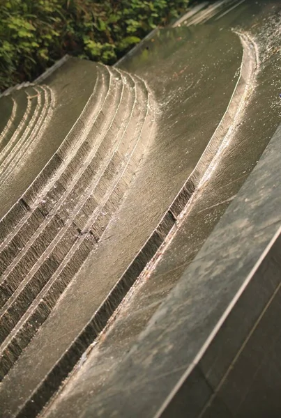 Μια Κάθετη Βολή Από Πέτρινες Σκάλες Τρεχούμενο Νερό Πηγή Πάρκου — Φωτογραφία Αρχείου